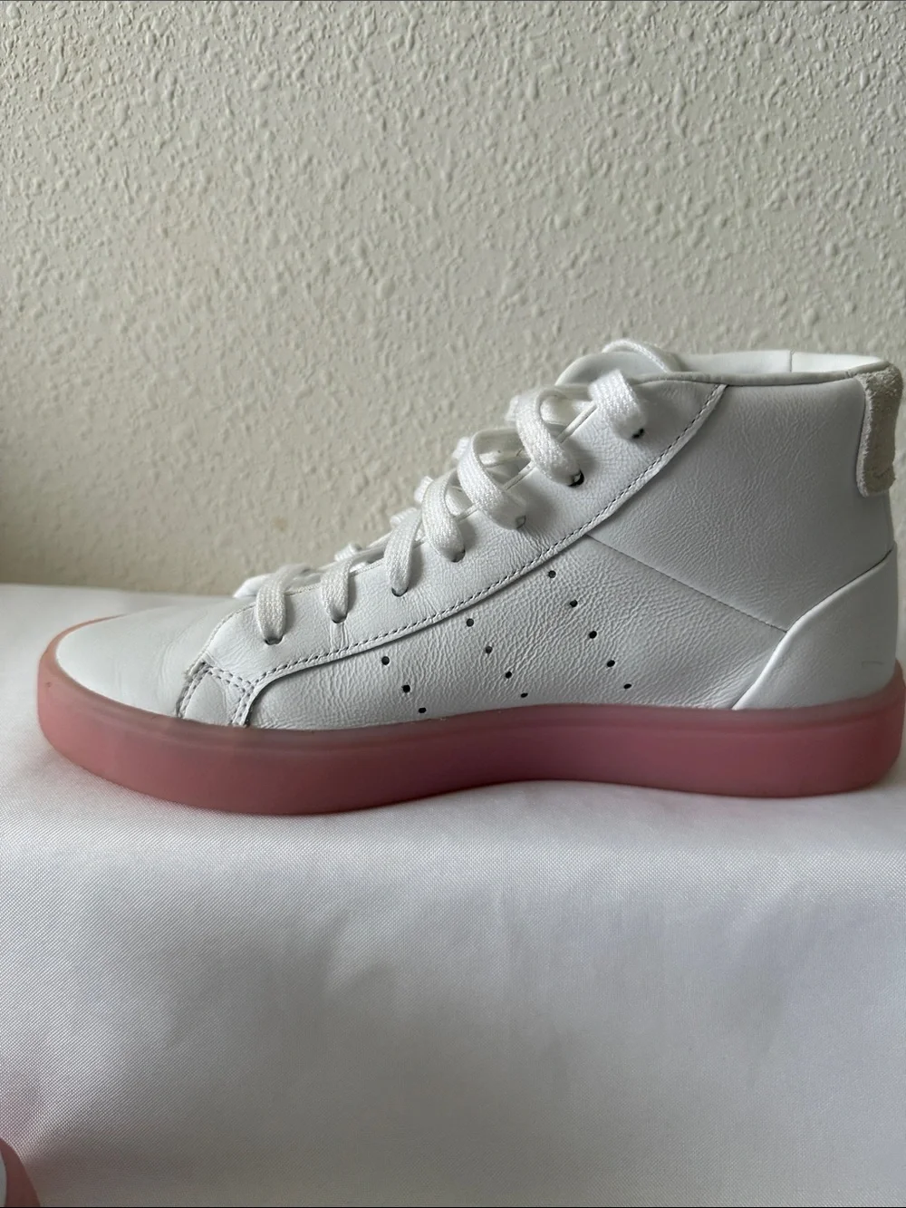adidas Sleek Women’s White Mid-Top Sneakers with Pink Cupsole - Picture 6 of 9